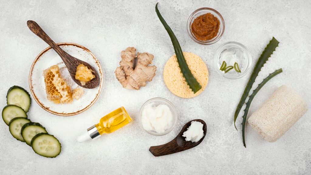 Remedios naturales con aloe vera, miel, pepino y jengibre para manchas faciales