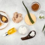 Remedios naturales con aloe vera, miel, pepino y jengibre para manchas faciales